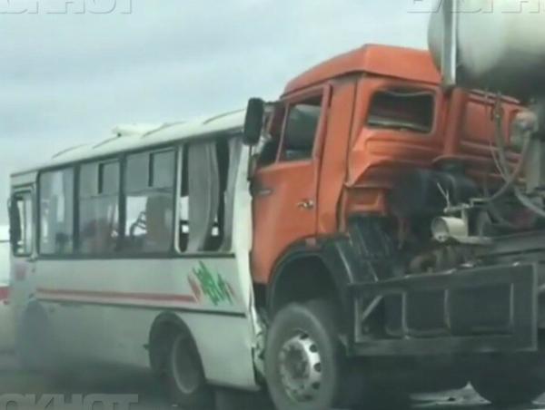 Дин человек погиб и 12 пострадали в массовом ДТП под Ростовом